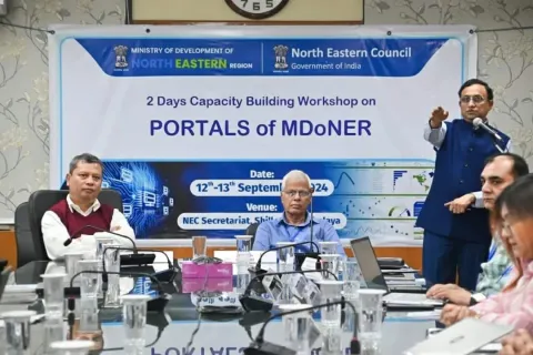 MDoNER के अधिकारी इस दौरान पार्टिसिपेंट्स को जागरूक कर रहे हैं