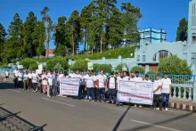 NEC के कर्मचारी वॉकाथॉन के दौरान एक ग्रुप फ़ोटो के लिए पोज़ देते हुए।