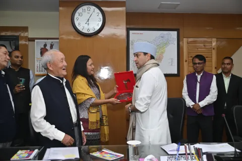 Economic Adviser Sherry Lalthangzo presenting an NEC memento to Union Minister, DoNER Sh. Jyotiraditya M. Scinda